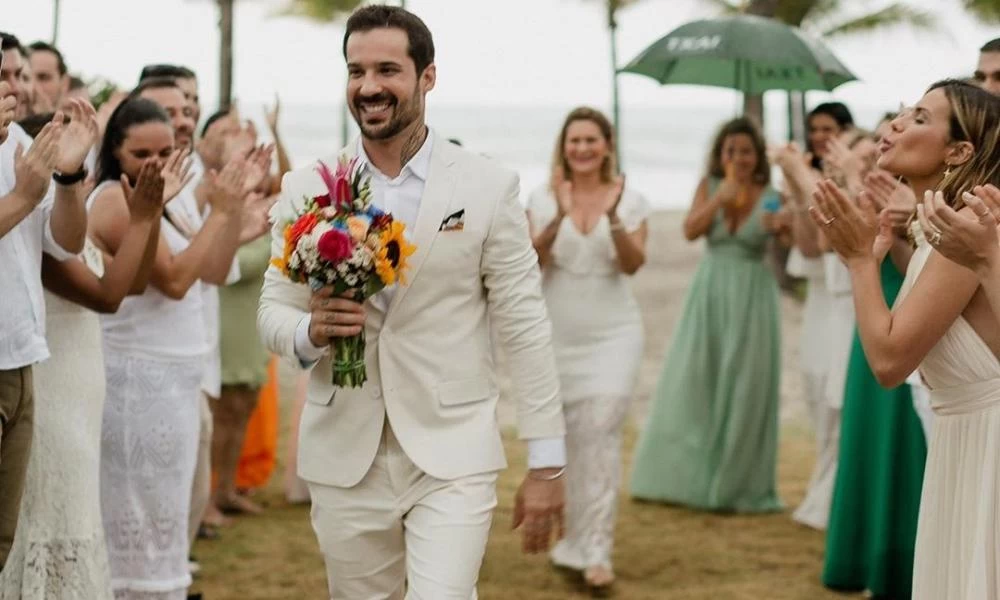 Χώρισε με την αρραβωνιαστικιά του και παντρεύτηκε τον εαυτό του!